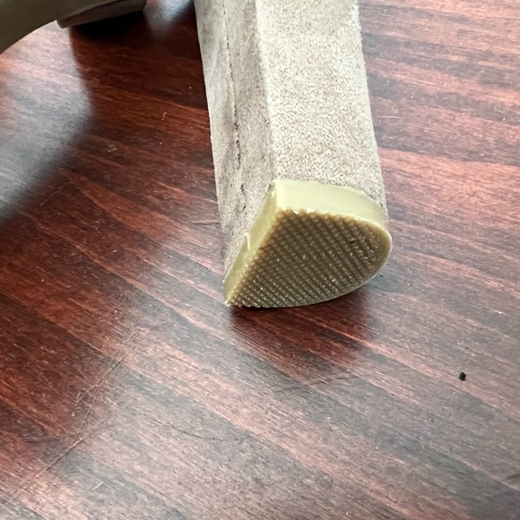 “Suede” Lauren Conrad strappy heel size 9
Mushroom in color. Not worn- tried on. - Picture 5 of 5